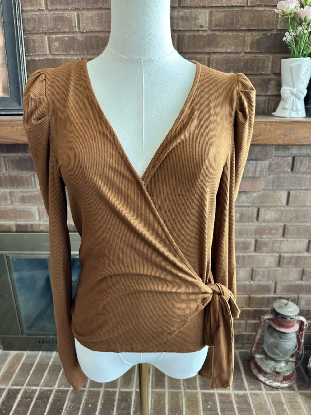 Evereve Mila Ribbed Puff Sleeve Side Tie Wrap Top Cognac Brown Small